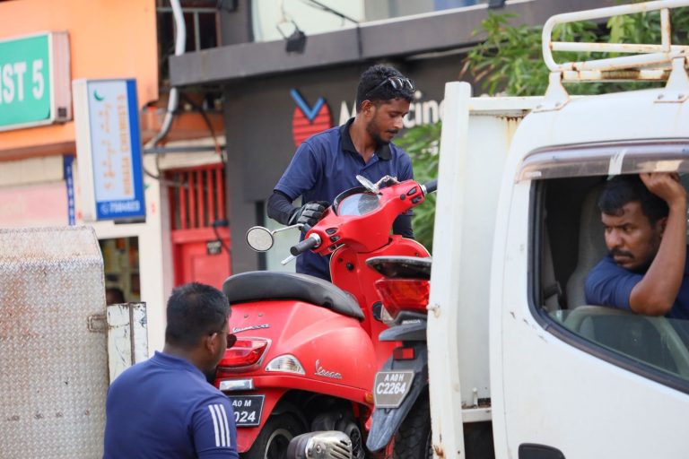 އާންމުންނަށް ދަތިވާ ގޮތަށް ބަހައްޓާފައި ހުރި 208 އުޅަނދު މާލޭގެ މަގުތަކުން ނަގައިފި