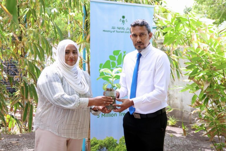 ފުވައްމުލަކަށް ގަހާއި ނާސަރީ ސާމާނު ހަދިޔާކޮށްފި