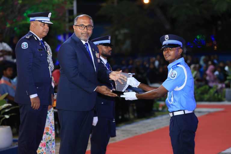 ފުލުހުންގެ ކޮންމެ އޮފިސަރަކީ ނަޒާހަތްތެރިކަމާއެކީ މަސައްކަތްކުރާ އޮފިސަރަކަށް ވާންޖެހޭ: އިޙްސާން
