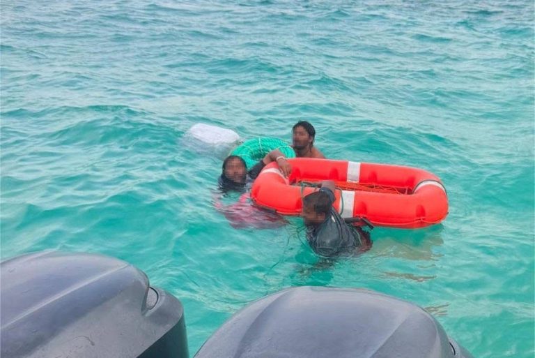 ފަރަށް އެރި ދޯންޏެއްގައި ތިބި 3 މީހުން ސަލާމަތްކޮށްފި