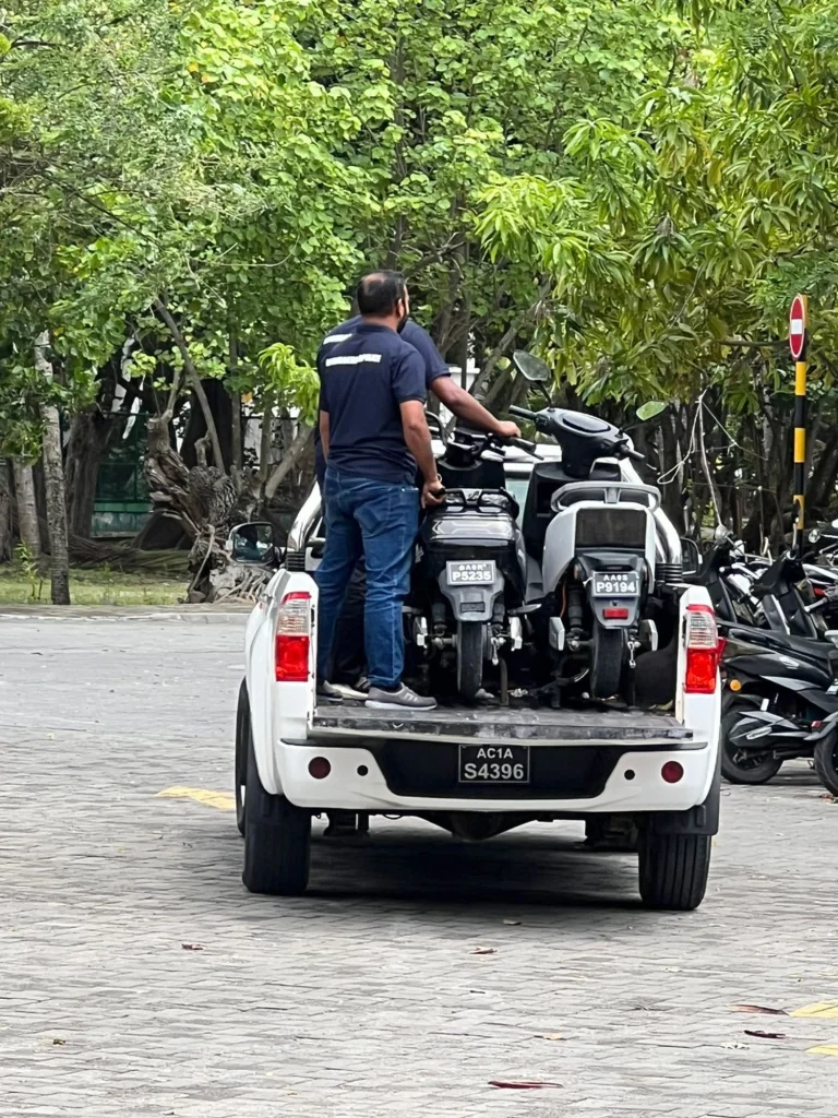 ވިލިމާލޭ ފެރީ ޓާމިނަލް ސަރަހައްދުގައި ޕާކްކުރާއިރު ސަމާލުވާން އެދެފި