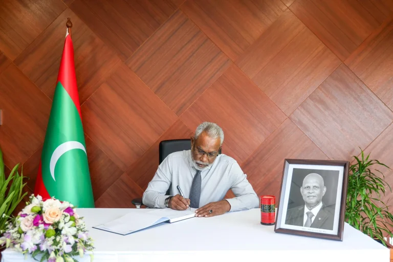 މަޖިލީހުގެ ރައީސް ހަސަން ޞާބިރުގެ ތަޢުޒިޔާ ފޮތުގައި ސޮއިކުރައްވައިފި