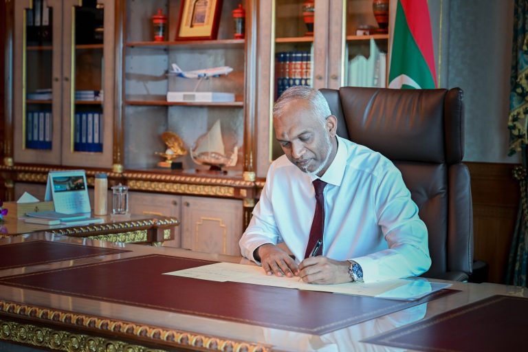ލާމަރުކަޒީ ޤާނޫނަށް ގެނައި އިޞްލާޙު، ރައީސް ތަސްދީޤުކުރައްވައިފި