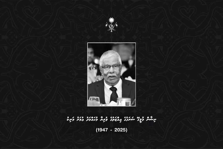 ރާއްޖެއަކީ ދުނިޔޭގެ ފެންވަރުގައި ފާހަގަކޮށްލެވޭ ފަތުރުވެރިކަމުގެ މަންޒިލަކަށް ހެއްދެވުމަށް މަރްޙޫމް މުޙައްމަދު ޢުމަރު މަނިކު ކުރެއްވި މަސައްކަތް ނުހަނު ބޮޑު: ރައީސް