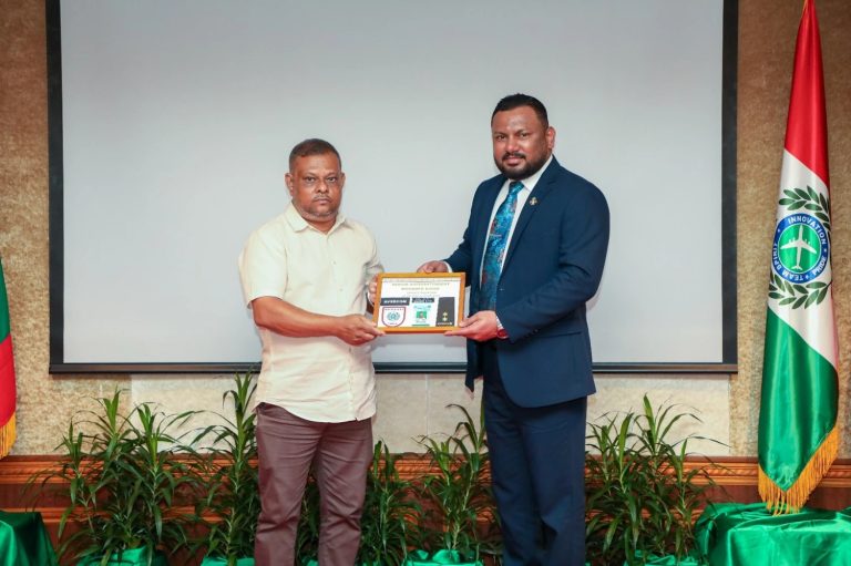 އެވްސެކޮމްގައި ދިގު މުއްދަތަކަށް ޚިދުމަތްކުރެއްވި މުވައްޒަފުންގެ އަގުވަޒަންކޮށްފި