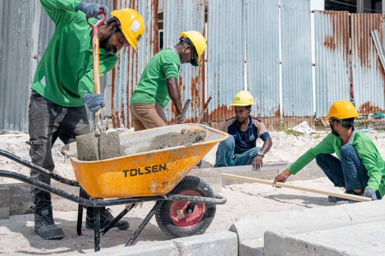 ގެދޮރުވެރިޔާ ފުލެޓްތައް ހުންނަ ސަރަހައްދުގައި ދުވާރު ހަދަނީ