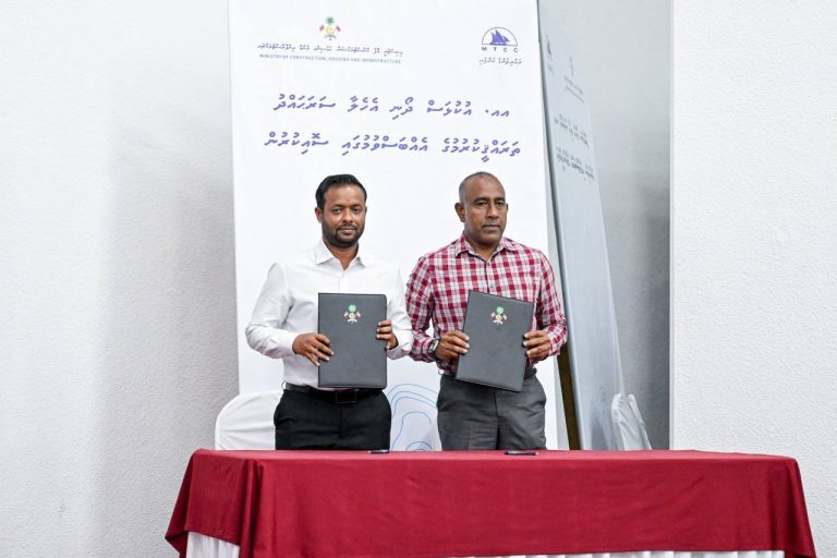 އުކުޅަހު އުމުރާނީ ތަރައްޤީގެ މުހިންމު ތިން އެއްބަސްވުމެއްގައި ސޮއިކޮށްފި