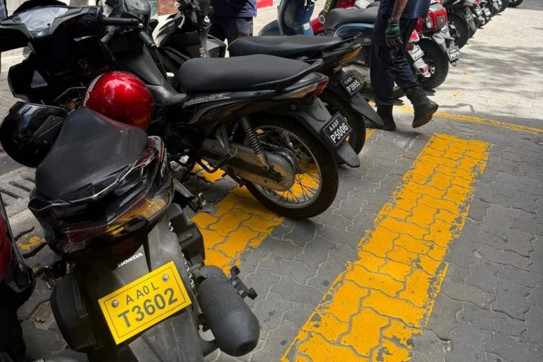 ކަފިހި ހުރަސް މަތީގައި ޕާކްކޮށްފައި ހުންނަ އުޅަނދުތައް ޓޯކުރަން ފަށައިފި