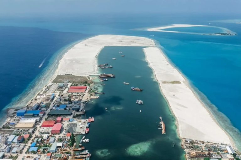 ތިލަފުށީގައި ބިދޭސީއަކު ލޮރީއެއްގެ ދަށުގައިވެ ސީރިއަސް އަނިޔާތަކެއް ވެއްޖެ