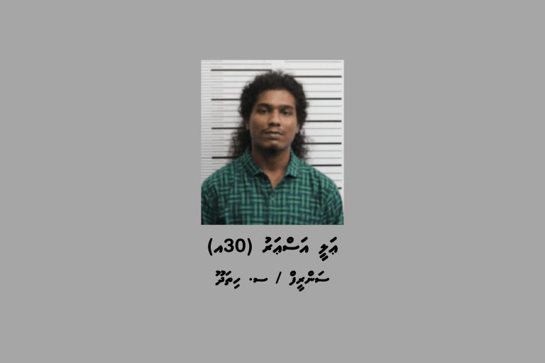 އައްޑޫގައި ތޫނު އެއްޗަކުން މީހަކަށް ހަމަލާދީ މާރާމާރީ ހިންގި މައްސަލައާ ގުޅިގެން މީހަކު ހައްޔަރުކޮށްފި