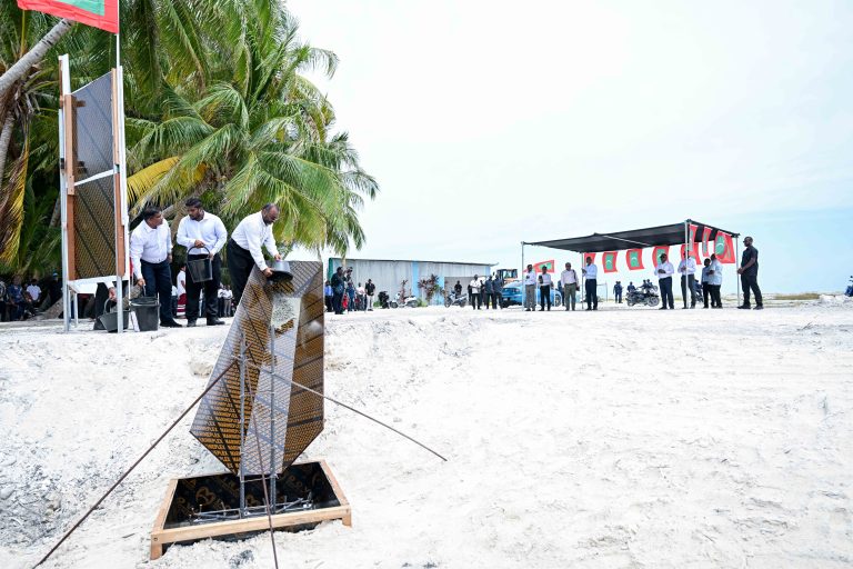 ހިރިލަންދޫގައި އަލަށް އިމާރާތް ކުރާ މިސްކިތުގެ ބިންގާ އަޅައިފި