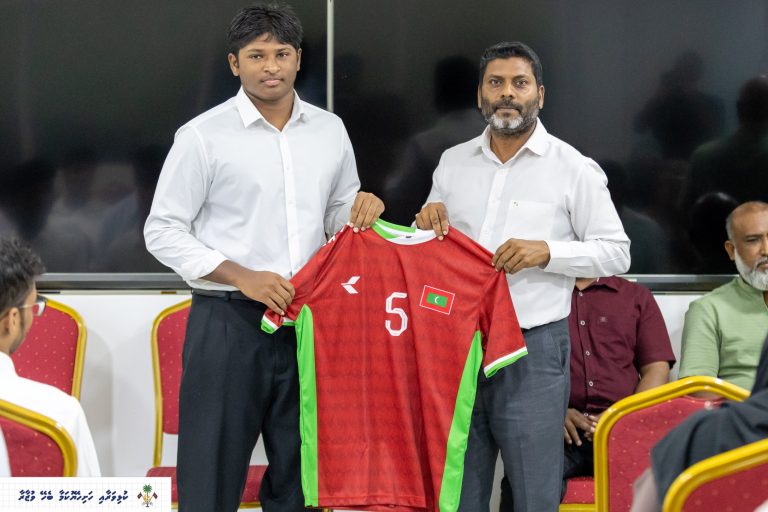 ހޭންޑްބޯލް ޗެމްޕިއަންޝިޕްގައި ވާދަކުރާ ފިރިހެން ޓީމަށް ވަޒީރު ރާފިޢު ޖާޒީ ހަވާލުކޮށްދެއްވައިފި