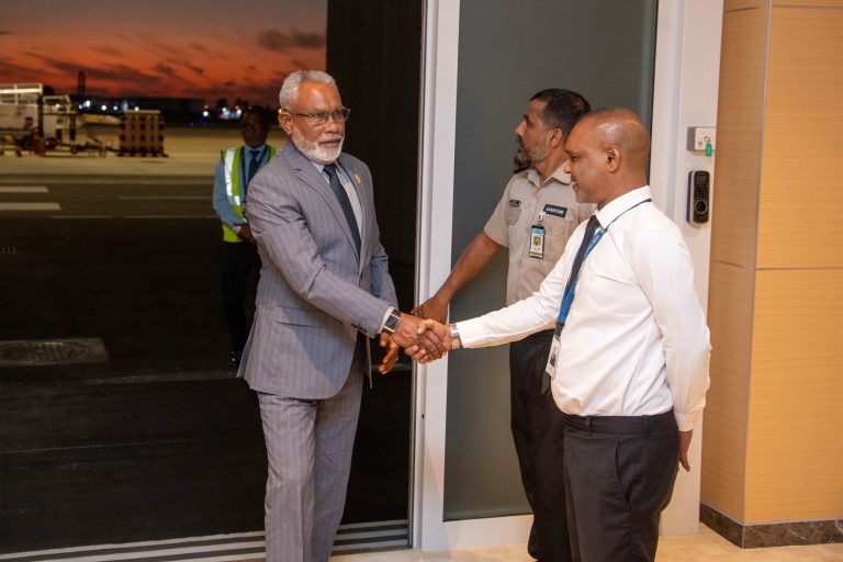 ޕާކިސްތާނަށް ކުރެއްވި ދަތުރުފުޅު ނިންމަވާލެއްވުމަށްފަހު ޢަބްދުއްރަޙީމް މާލެ ވަޑައިގެންފި