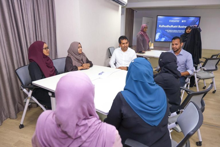 ކުޅުދުއްފުށީގެ ވިޔަފާރިވެރިންނަށް ކުރިއަށްގެންދިޔަ މަޢުލޫމާތު ދިނުމުގެ ސެޝަންގައި މިނިސްޓަރ ސަޢީދު ބައިވެރިވެވަޑައިގެންފި