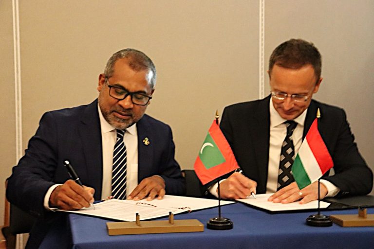 ހަނގޭރީން ކިޔެވުމަށް ދޭ ސްކޮލަރޝިޕް އެއްބަސްވުމުގައި ސޮއިކޮށްފި