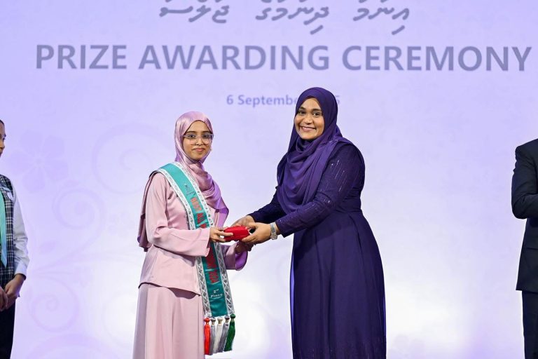 އަހްމަދިއްޔާ ސްކޫލްގެ އިނާމު ދިނުމުގެ ޖަލްސާ މެޑަމް ސާޖިދާ ޝަރަފުވެރިކޮށްދެއްވައިފި
