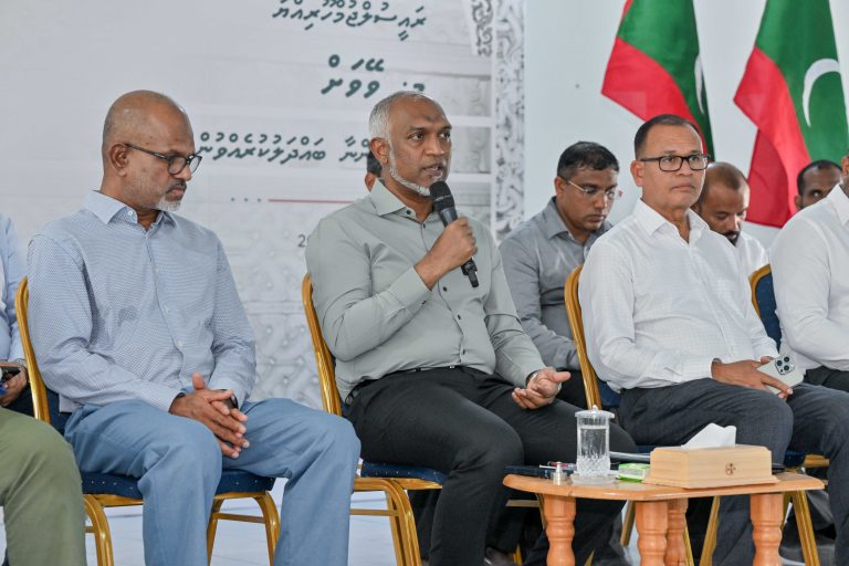 ރައީސް ވޭވަށު އިސްވެރިންނާއި ރައްޔިތުންނާ ބައްދަލުކުރައްވައިފި