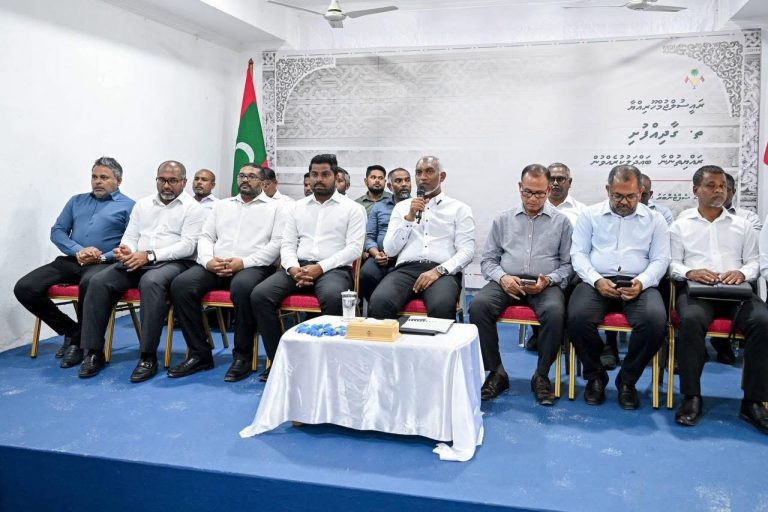 ރައީސް ގާދިއްފުށި ތަރައްގީއާ ގުޅޭގޮތުން ރައްޔިތުންނާ މަޝްވަރާކުރައްވައިފި