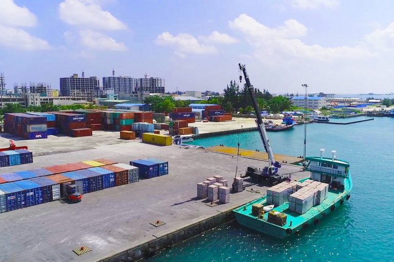 މާލޭ ވިޔަފާރި ބަނދަރުގައި ނުގެންގޮސް ގިނަ ދުވަސްވެފައިވާ މުދާ ނީލަން ކިޔަނީ