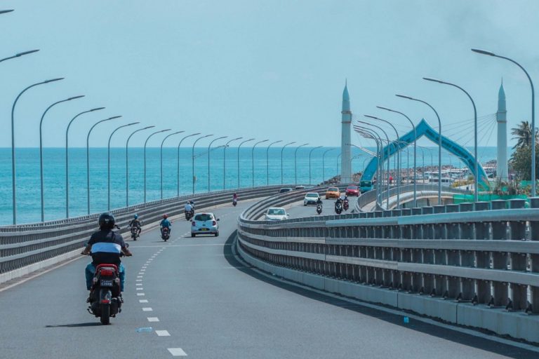 ބުރިޖު ހައިވޭގައި އެކްސިޑެންޓެއް ހިނގައި ދެ މީހަކާއި ކުޑަކުއްޖަކަށް އަނިޔާވެއްޖެ
