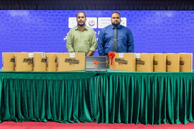 އިސްލާމީ ވުޒާރާއިން ހިރިލަންދޫ ސްކޫލަށް 10 ލެޕްޓޮޕް ހަދިޔާކޮށްފި