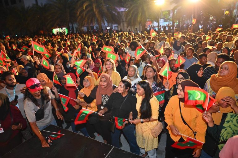 އިދިކޮޅު މުޒާހަރާގެ ބައިވެރިން ފުލުހުންގެ ވާޖިބަށް ހުރަސް އަޅައިފި
