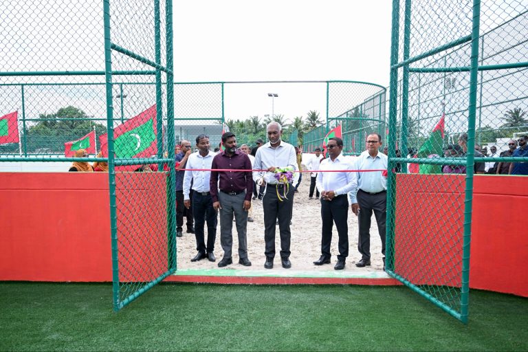 މިލަންދޫގައި ތަރައްޤީކޮށްފައިވާ ފުޓްސަލް ދަނޑާއި ވޮލީކޯޓު ހުޅުވައިފި