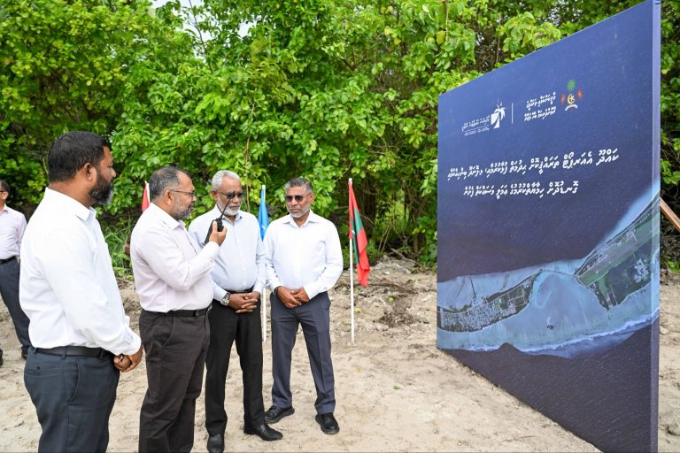 ފޮނަދޫ ބިން ހިއްކުމާއި ގޮނޑުދޮށް ހިމާޔަތްކުރުން އަދި ކައްދޫ އެއާޕޯޓު ތަރައްޤީކުރުމުގެ ޢަމަލީ މަސައްކަތް ފަށައިފި