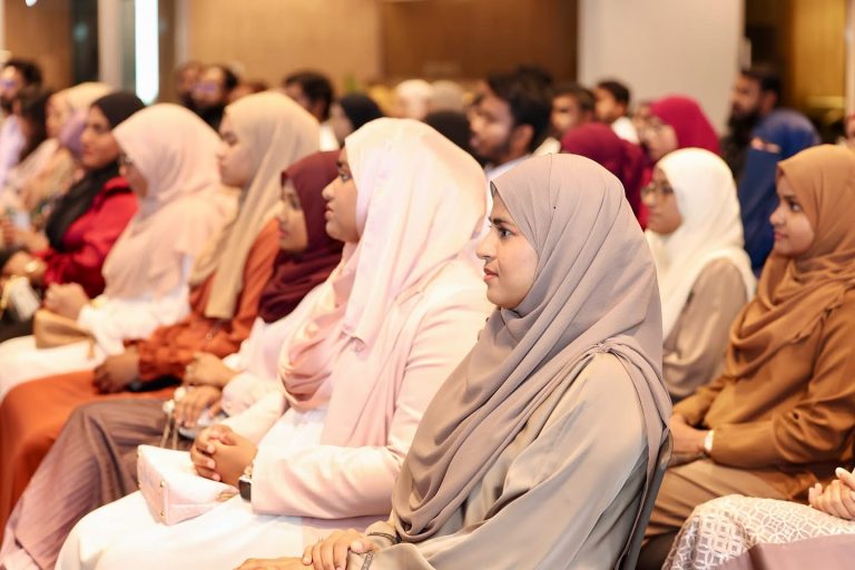 ރާއްޖެއިން މެޑިސިން ކިޔެވި ފުރަތަމަ ޑޮކްޓަރުން ޚިދުމަތަށް ތައްޔާރު: އައިޖީއެމްއެޗް