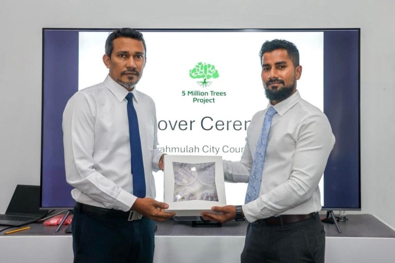 5 މިލިއަން ގަސް އިންދުމުގެ މަޝްރޫޢު: ފުވައްމުލަކަށް ގަސް ހަދިޔާކޮށްފި