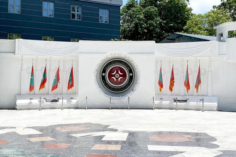 މައުމޫން އާއި ނޮވެންބަރު 3 ގެ ޝަހީދުންގެ އާއިލާތަކަށް އައްޑަނައެއް އަރުވަނީ