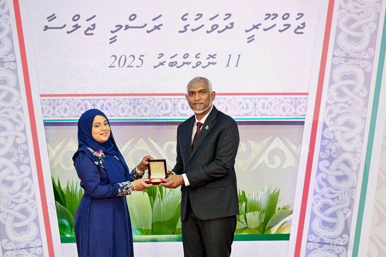 ޑޮކްޓަރ އާމިނަތު ޒާހިރަށް ސަރުކާރުން ހަނދާނީ ފިލައެއް ދެއްވައިފި