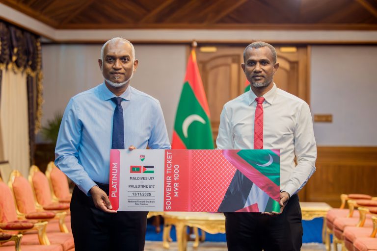 ރާއްޖެއާއި ފަލަސްޠީނުގެ ފުޓްބޯޅަ މެޗުގެ ސްވެނިއާ ޓިކެޓް ރައީސް ބައްލަވައިގެންފި
