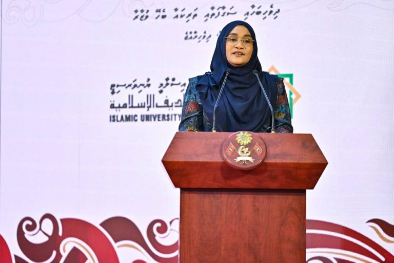 ދިވެހިބަސް ވަނީ އާ ޖީލުގެ ހިތްތަކާއި ދޫތަކަށް އަލުން ގެންނަން ޖެހިފައި: ޕަސްޓް ލޭޑީ