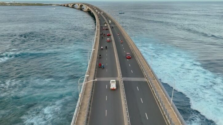 ބުރިޖުމަތީ ހިނގި އެކްސިޑެންޓެއްގައި ތިން މީހަކަށް އަނިޔާވެ، އެކަކުގެ ހާލު ސީރިއަސް