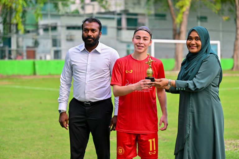 މެޑަމް ސާޖިދާ، އެފް.އޭ.އެމް ވިމެންސް ލީގު 2025 ގެ ފުރަތަމަ މެޗު ޝަރަފުވެރިކޮށްދެއްވައިފި