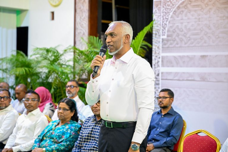 ރައީސް މާދަމާ ރޭ ހެންވޭރުގެ ރައްޔިތުންނާ ބައްދަލުކުރައްވަނީ