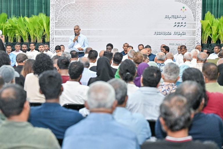 ރައީސް ބުދަ ދުވަހުގެ ރޭ ވިޔަފާރިވެރިންނާ ބައްދަލުކުރައްވަނީ