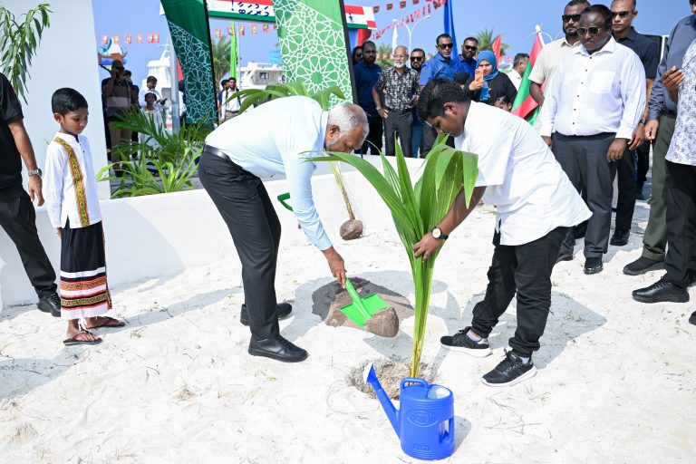 ފަސް މިލިއަން ގަސް އިންދުމުގެ މަޝްރޫޢު: ރައީސްގެ ދެ ކަނބަލުން ދުވާފަރުގައި 2 ރުއް އިންދައިފި