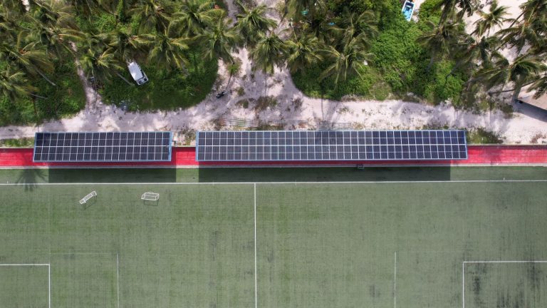22 ރަށެއްގައި ސޯލާ ޕީވީ ސިސްޓަމް ބަހައްޓާ 36 މެގަވޮޓުގެ ކަރަންޓުގެ ހަކަތަ އުފައްދަނީ