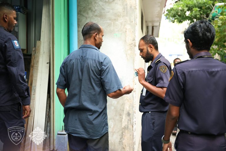 ގަވާއިދާ ޚިލާފަށް ބިދޭސީން ހިންގާ 11 ވިޔަފާރިއެއް ބަންދުކޮށްފި