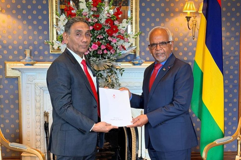 މޮރިޝަސްއަށް ކަނޑައެޅުއްވި ސަފީރުގެ ފަތްކޮޅު އަރުވައިފި