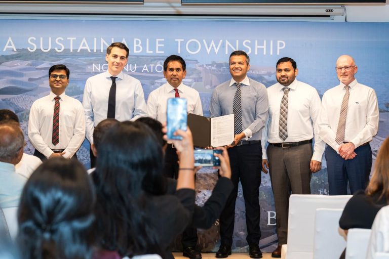 ސަސްޓެއިނަބަލް ޓައުންޝިޕް ތަރައްޤީކުރަން ކްރިސްޓަލް ހޯލްޑިންގއާ ރަސްމީކޮށް ހުއްދަ ހަވާލުކޮށްފި