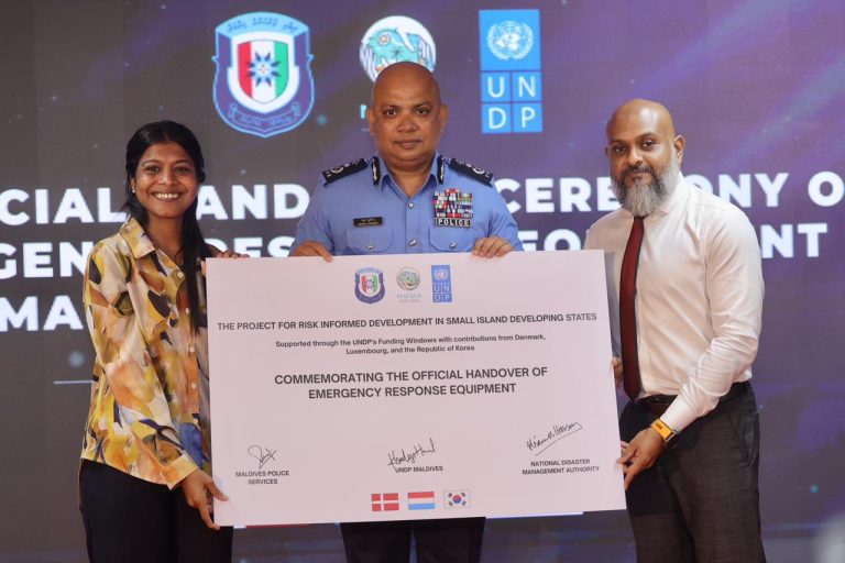 ކުއްލި ހާލަތްތަކުގައި ބޭނުންކުރާ ތަކެތި ފުލުހުންނަށް ހަދިޔާކޮށްފި