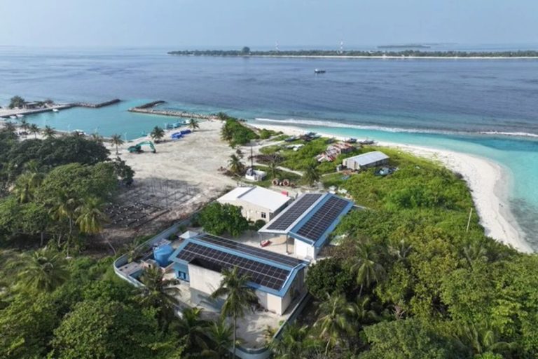 ފައިނުގައި ސޯލާ-ޑީސަލް-ބެޓެރީ ހައިބްރިޑް ނިޒާމެއް ޤާއިމުކުރަނީ