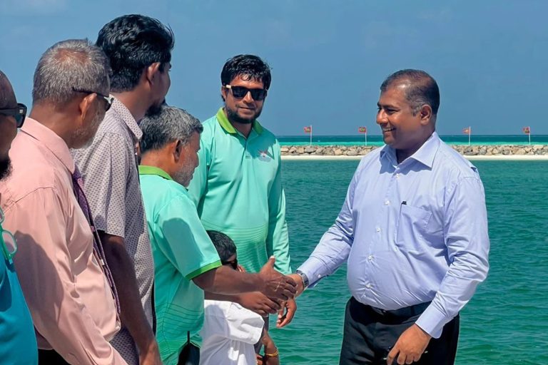 އެއްބައިވަންތަކަމުގެ ދުވަހަށް ވަޒީރު އާދަމް ނަޞީރު ބ. ތުޅާދޫއަށް