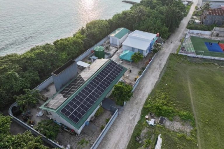 ރަސްމާދޫގައި ބޮޑު ސޯލާ-ޑީސަލް-ބެޓެރީ ހައިބްރިޑް ނިޒާމެއް ޤާއިމުކުރަނީ