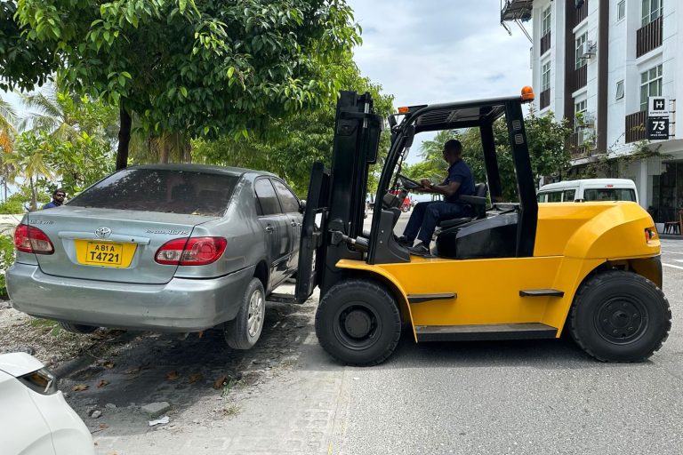 ހުޅުމާލޭގެ ހުސްބިންތަކުގައާއި މަގުތަކުގައި ގަވާއިދާ ހިލާފަށް ޕާކުކޮށްފައިވާ އުޅަނދުތައް ނަގަނީ
