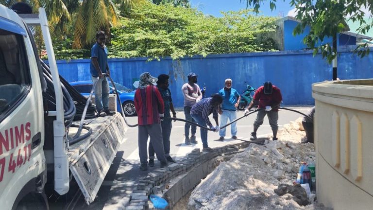 މަރަދޫގައި އަލަށް އިމާރާތްކޮށްފައިވާ މިސްކިތަށް ކަރަންޓު ދިނުމަށް ކޭބަލް އަޅަނީ