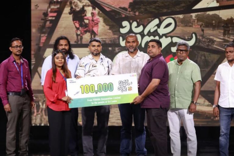 ‘ސިލޯނާއެކު ދިވެހީން’ ޓެލެތޯނަށް ފެނަކައިން 100،000ރ. ހަދިޔާކޮށްފި